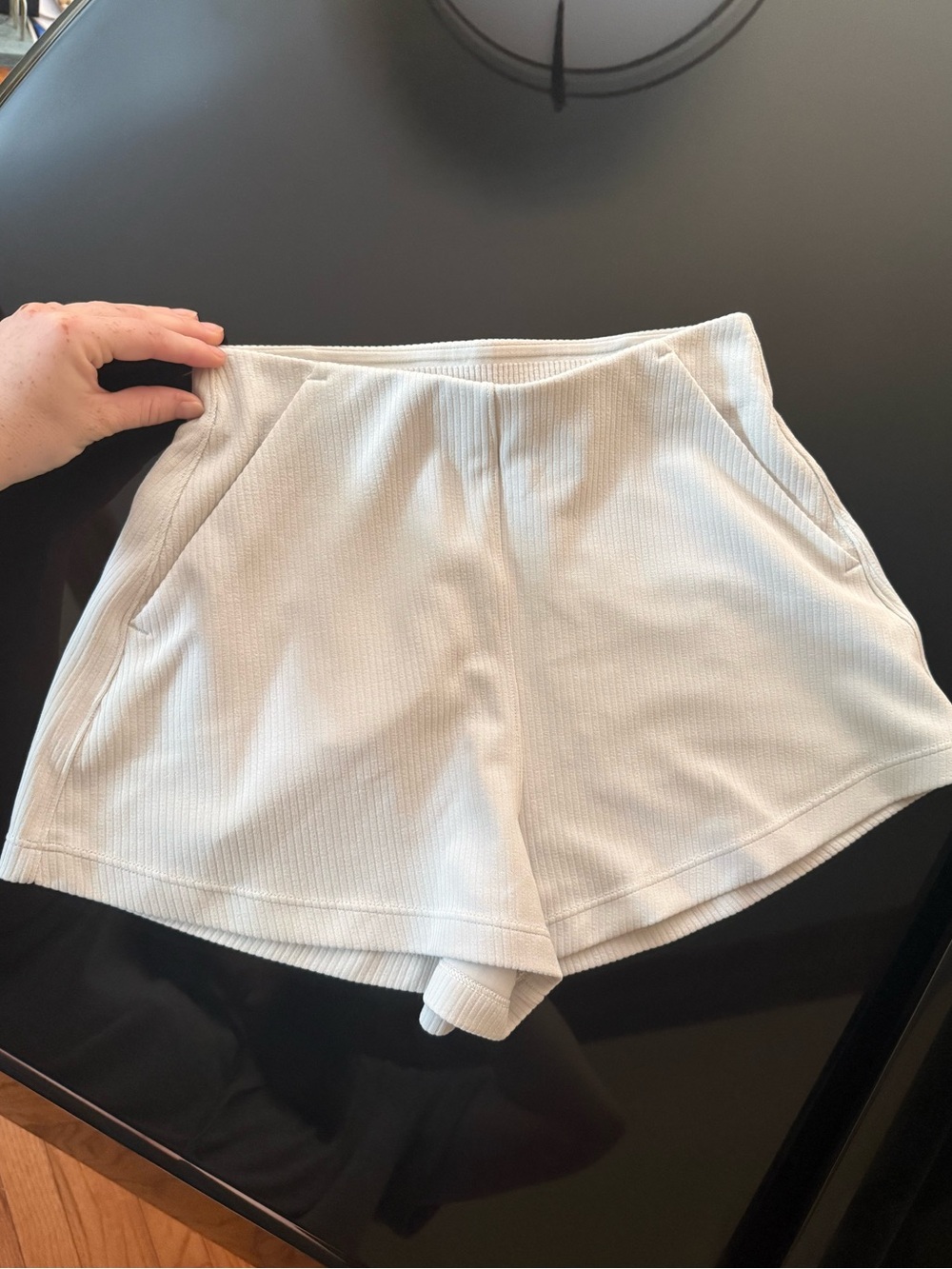 Lululemon Ribbed Softstreme High-Rise
Short 2"
Bone SIZE 2 - Picture 7 of 11